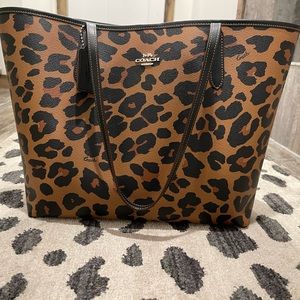 ‼️PRICE FIRM‼️ Coach City Tote With Leopard Print And Signature Canvas Interior.